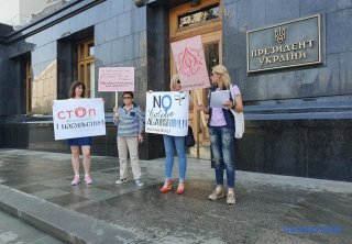 На Банковій мітингували проти сексизму у заявах Разумкова