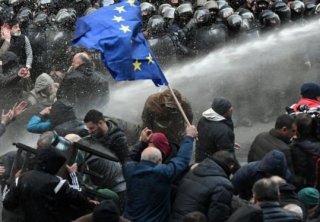 Тбілісі, розгон Майдану, поліція водомети, акції протесту Тбілісі, Грузія, заблокований парламент, виборча реформа, розгон демонстраций Тбилиси, полиция водометы. 