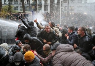 Тбілісі, розгон Майдану, поліція водомети, акції протесту Тбілісі, Грузія, заблокований парламент, виборча реформа, розгон демонстраций Тбилиси, полиция водометы, опозиція вимоги, условия опозицыи. 