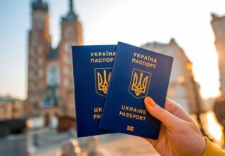 Україна піднялася в оновленому рейтингу Індексу паспортів світу на шість позицій і посідає 35-е місце - власники українського паспорта можуть подорожувати, зокрема, без візи в 136 країн світу. Рейтинг укладає компанія Henley & Partners.
