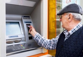 Зміни порядку отримання пенсій - переведення пенсійних виплат на банківську картку відбудуться з вересня 2021 року. Про це заявив заступник Міністра соціальної політики Віталій Музиченко.