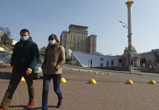 Київ із 1 травня послаблює карантинні обмеження — зокрема наземний громадський транспорт та метро починають працювати у звичному режимі з дотриманням протиепідеміологічних норм і правил.
