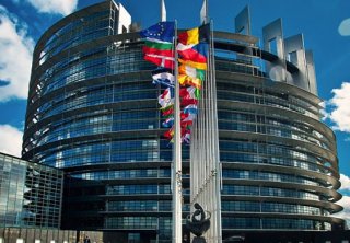 Європейський парламент прийняв резолюцію про дії ЄС у випадку вторгнення Російської Федерації на територію України. Резолюція є рекомендацією для країн-членів союзу. За резолюцію проголосувало 569 парламентарів.